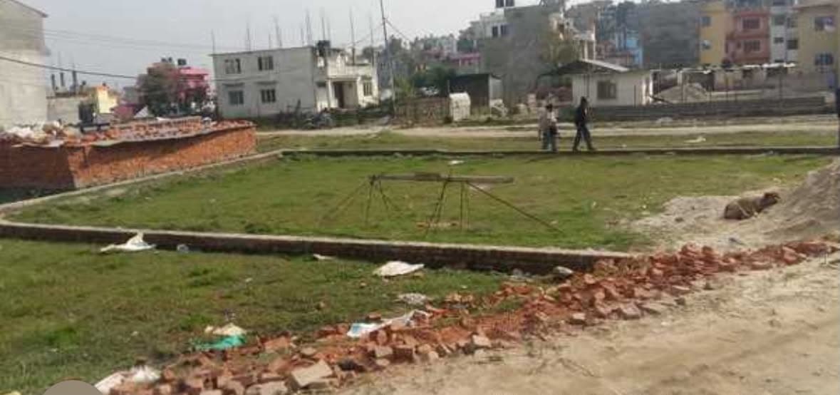 अस्पताल नजिकै छ। सरकारी तथा निजी विद्यालय र कलेज पनि नजिकै छन्।